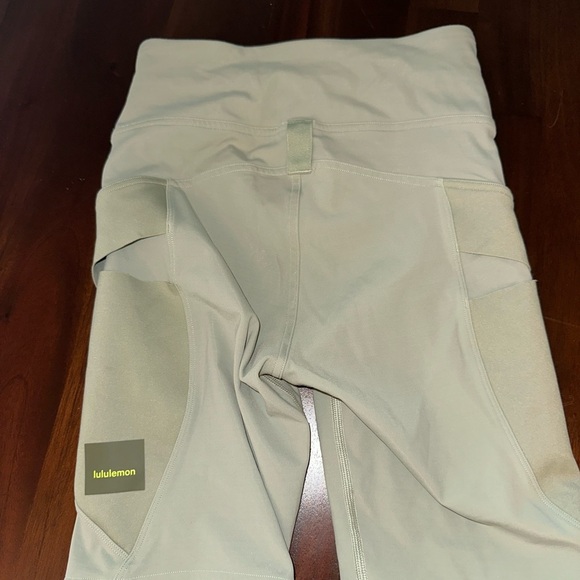 LULULEMON Cargo Super-High-Rise Hiking Short 8" - Picture 9 of 13